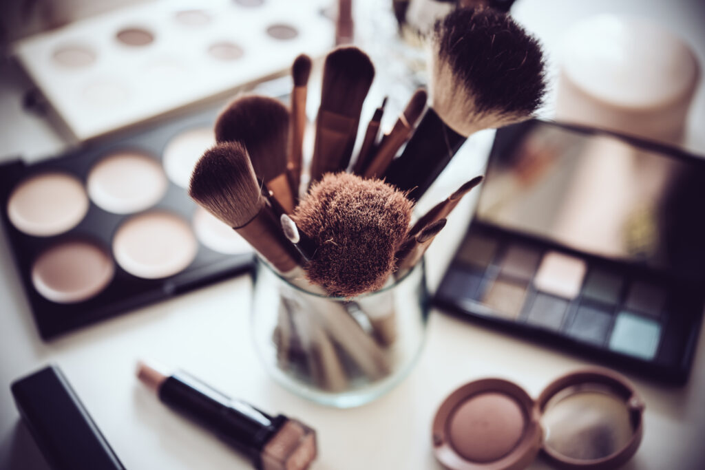 Kosmetikutensilien und verschiedene Makeup Pinsel